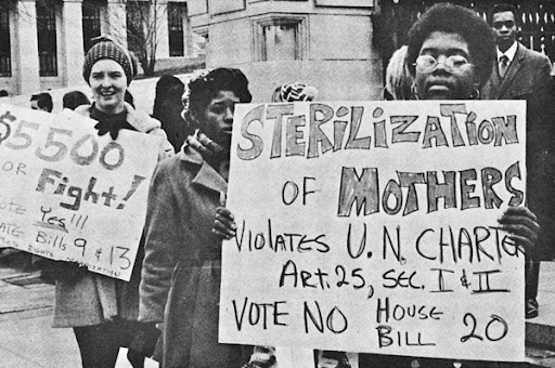 Photo : Women picket in 1971, indyweek.com